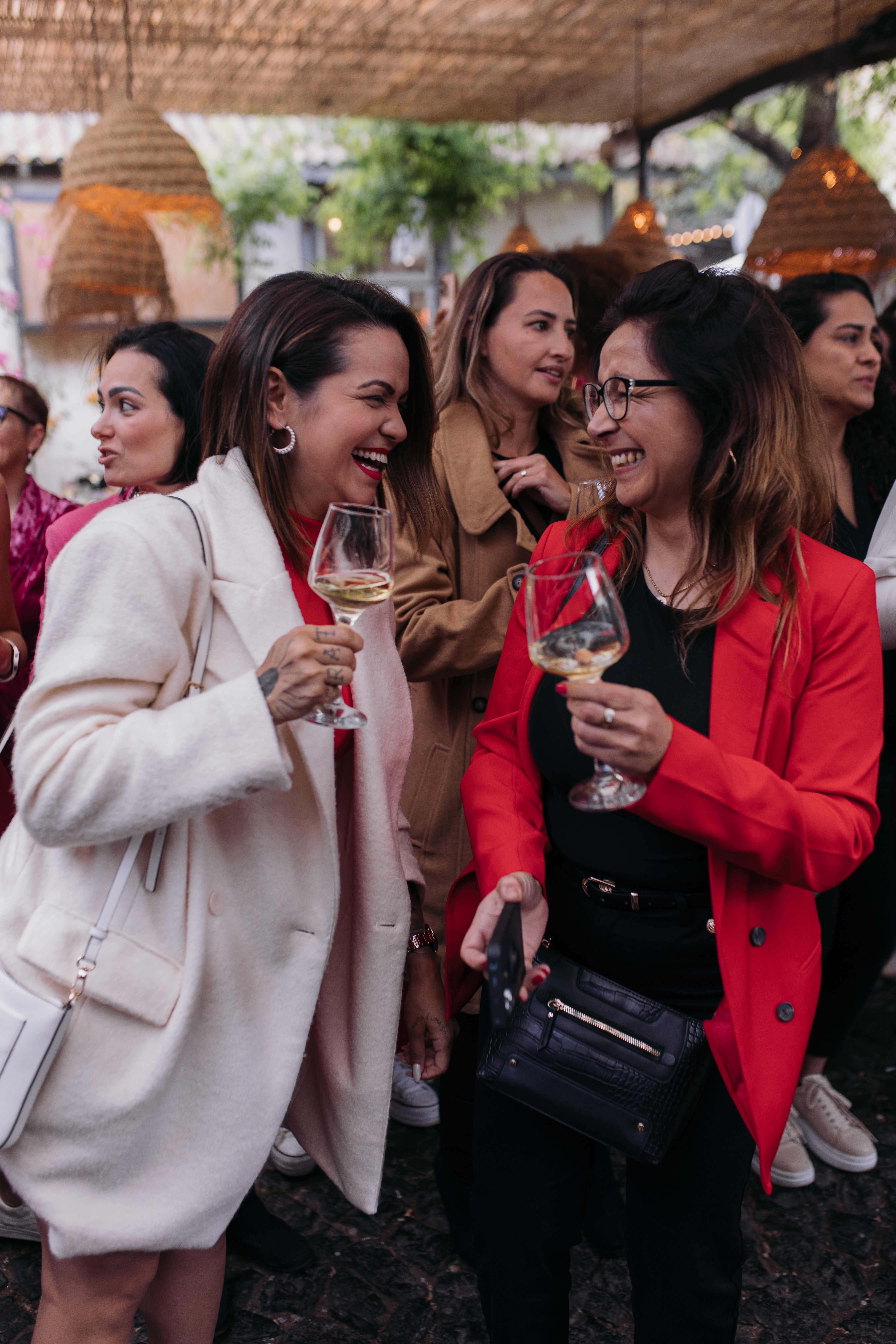 Mulheres celebrando juntas em um encontro do Grupo Altis em Portugal
